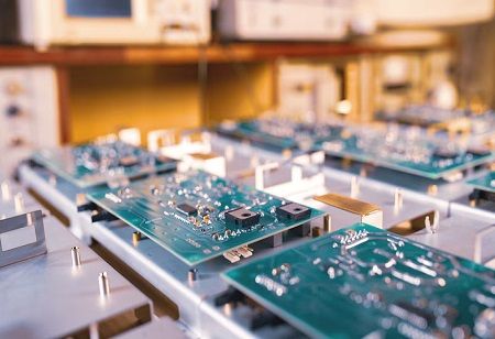 India's Electronics Industry Targets $140B Expansion in FY25